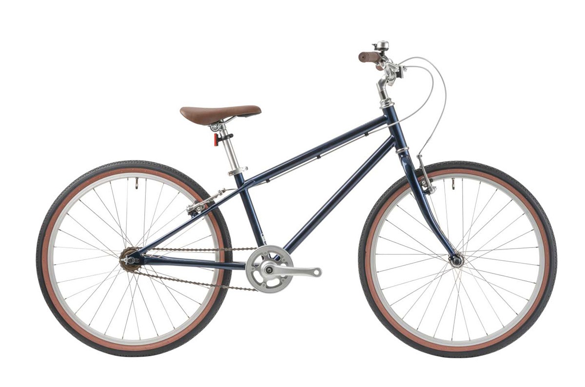 cyclehack_jp's tweet photo. ヨツバサイクルから、90年代MTBスタイルのキッズクロスバイク「WITH」が登場🚲 

細身のスチールフレームとシルバーパーツでレトロな雰囲気を出しつつ、子どもが乗りやすい工夫もしっかり✨

16〜24インチで展開、価格は3万円台から。親子でお揃いも楽しめるデザインです https://t.co/bptSJpa9hA
