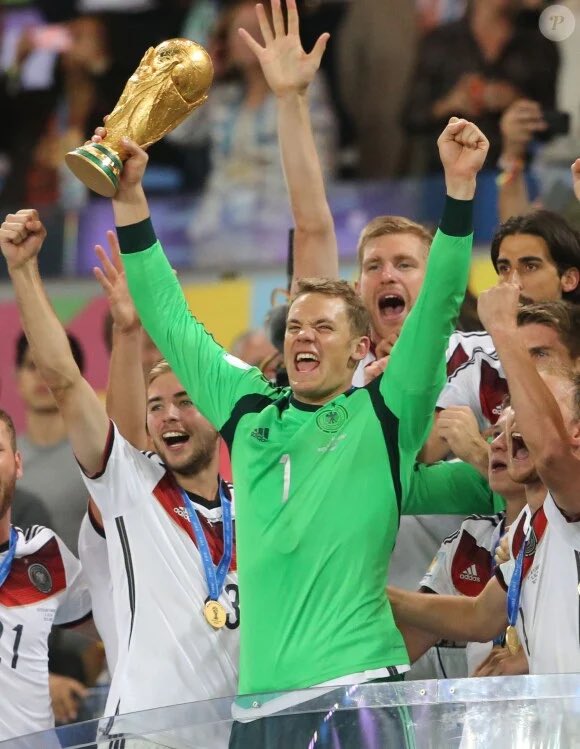 _BeFootball's tweet photo. 🚨 Manuel Neuer 🇩🇪 : « 𝗝'𝗘𝗦𝗣𝗘̀𝗥𝗘 𝗤𝗨'𝗢𝗡 𝗗𝗜𝗥𝗔 𝗤𝗨𝗘 𝗝'𝗘́𝗧𝗔𝗜𝗦 𝗨𝗡 𝗕𝗢𝗡 𝗚𝗔𝗥𝗗𝗜𝗘𝗡. »

Il est sérieux à être humble comme ça alors qu’on parle de lui comme le meilleur all time ? 🤣🤣 

(@lequipe) https://t.co/V2STjgVVyo