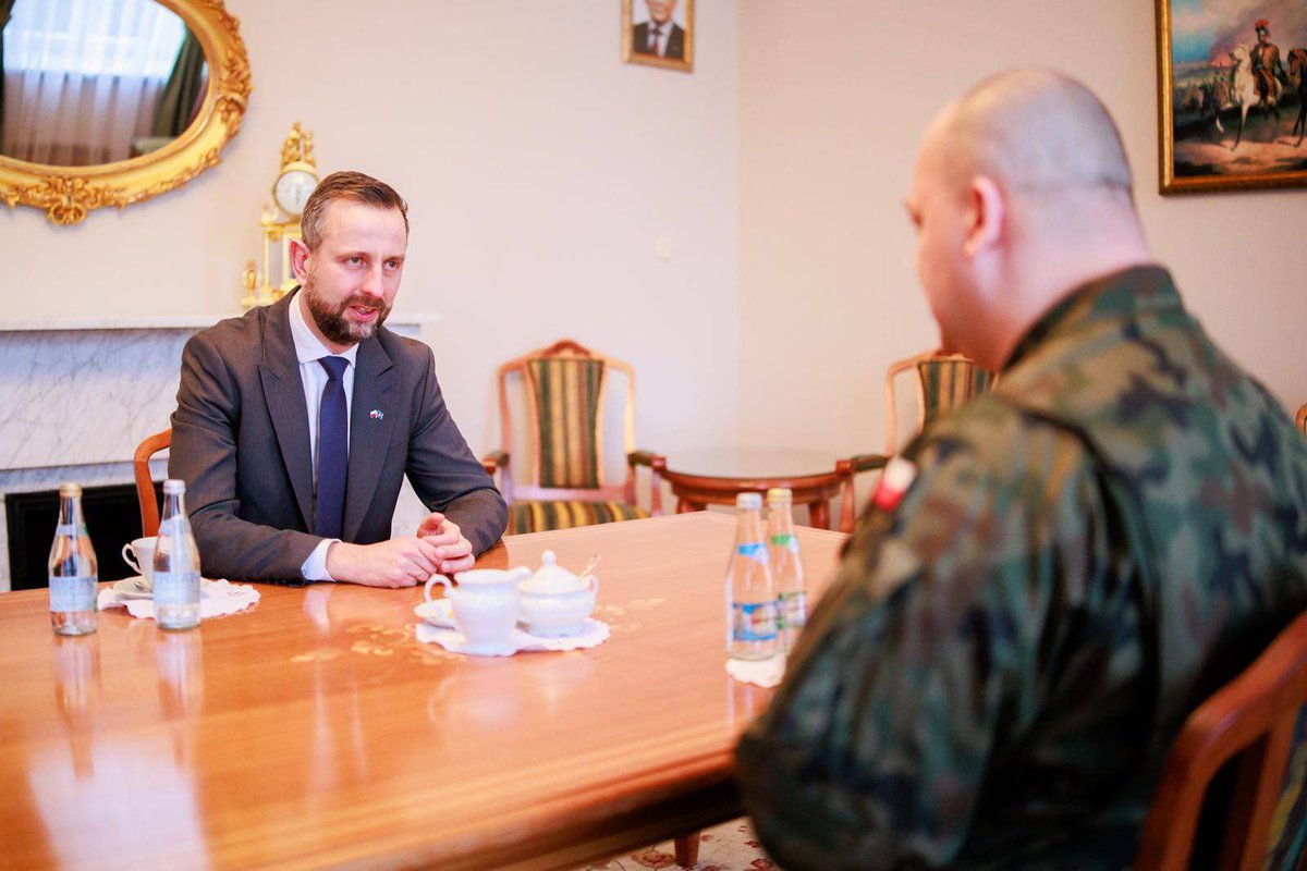 Spotkałem się dziś z porucznikiem, który podczas pełnienia służby na granicy z Białorusią przypadkowo postrzelił nielegalnego migranta. Żołnierz od samego początku ma zapewnioną pełną pomoc prawną, wsparcie moje i Wojskowego Zespołu Ochrony Praw Żołnierza. Nie zostawiamy naszych