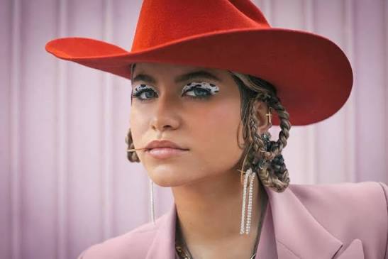 Hoy, pero hace seis años atrás, Idiota veía la luz.
Una canción que no necesitó inaugurar ninguna era para convertirse en himno del desamor 💔