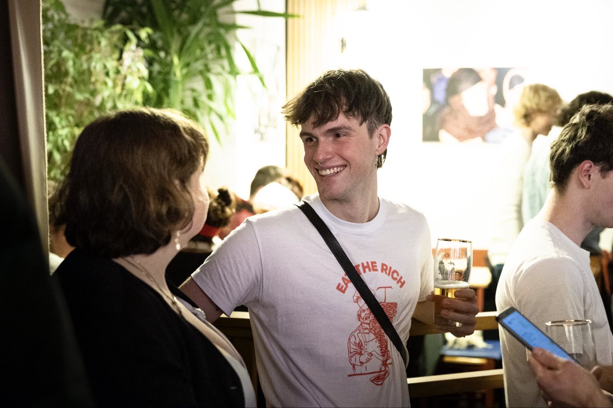 Gestern Kommunalwahlkampf und Pub-Quiz in Regensburg 🚩 

Wir wollen die Linke auch wieder in Bayern verankern, mit Stadträt:innen, die für bezahlbaren Wohnraum kämpfen. Schaffen wir rote Leuchttürme überall!