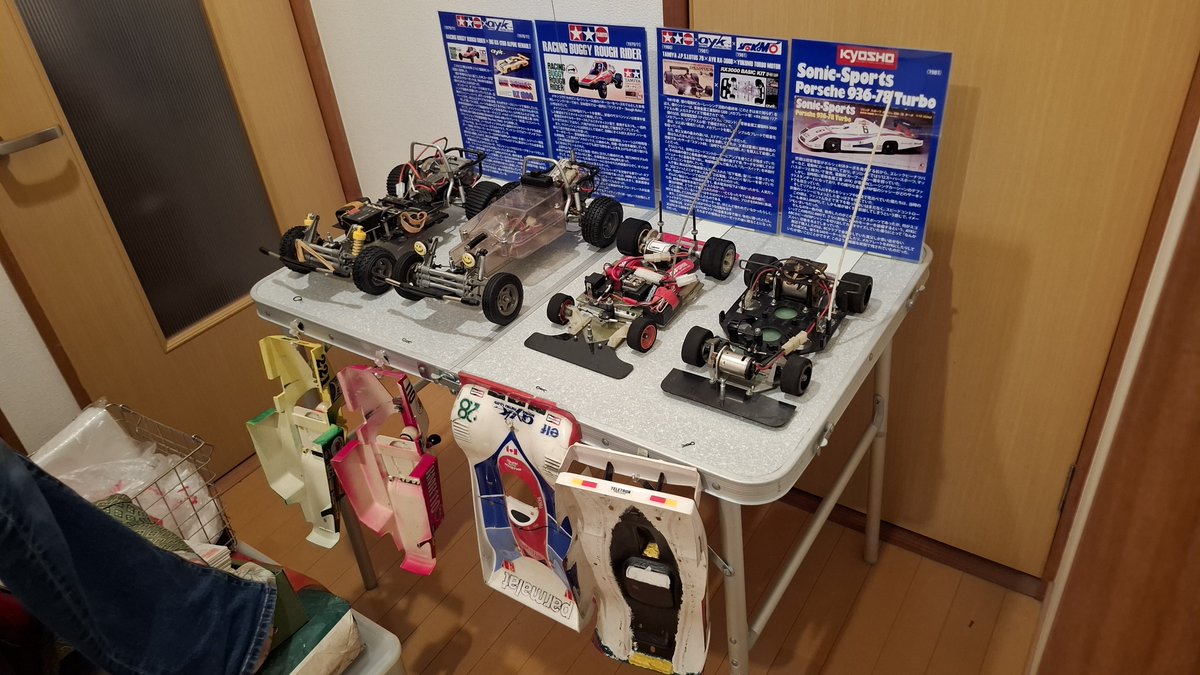 katatetudegogo's tweet photo. 26/02/13
（#管理人の趣味）
#旧車イベント や #ラジコンイベント での #VINTAGE #RcModel #展示 #シミュレーション をしています✨テーブルの手前に #ボディ を引っ掛けるようにしたら #シャシー もバッチリ見せられるようになった(*^▽^*)💕むっちゃカッコいい💥#かたてつ #半世紀前 #電動RCカー https://t.co/6eUpTAdQj7