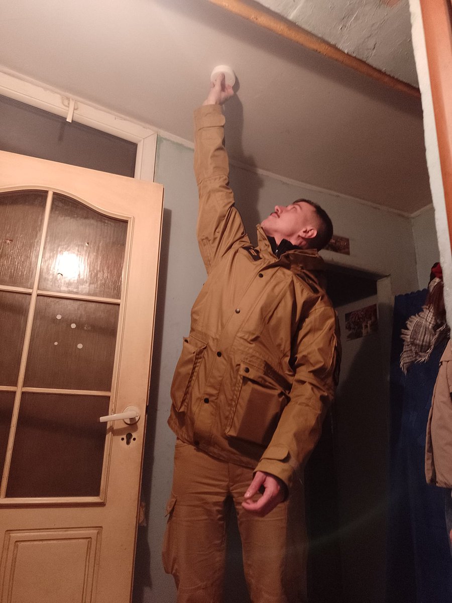 KWegorzewo's tweet photo. 💡 Czujka dymu i czadu ratuje życie!
Węgorzewska PSP włącza się w akcję MSWiA – bezpłatne czujki trafiają do seniorów, osób z niepełnosprawnościami i potrzebujących.
Strażacy uczą też, jak je montować i wykrywać zagrożenia.
✅ Jedna czujka może uratować życie!
#PrewencjaSpołeczna https://t.co/RSdBScvVIS