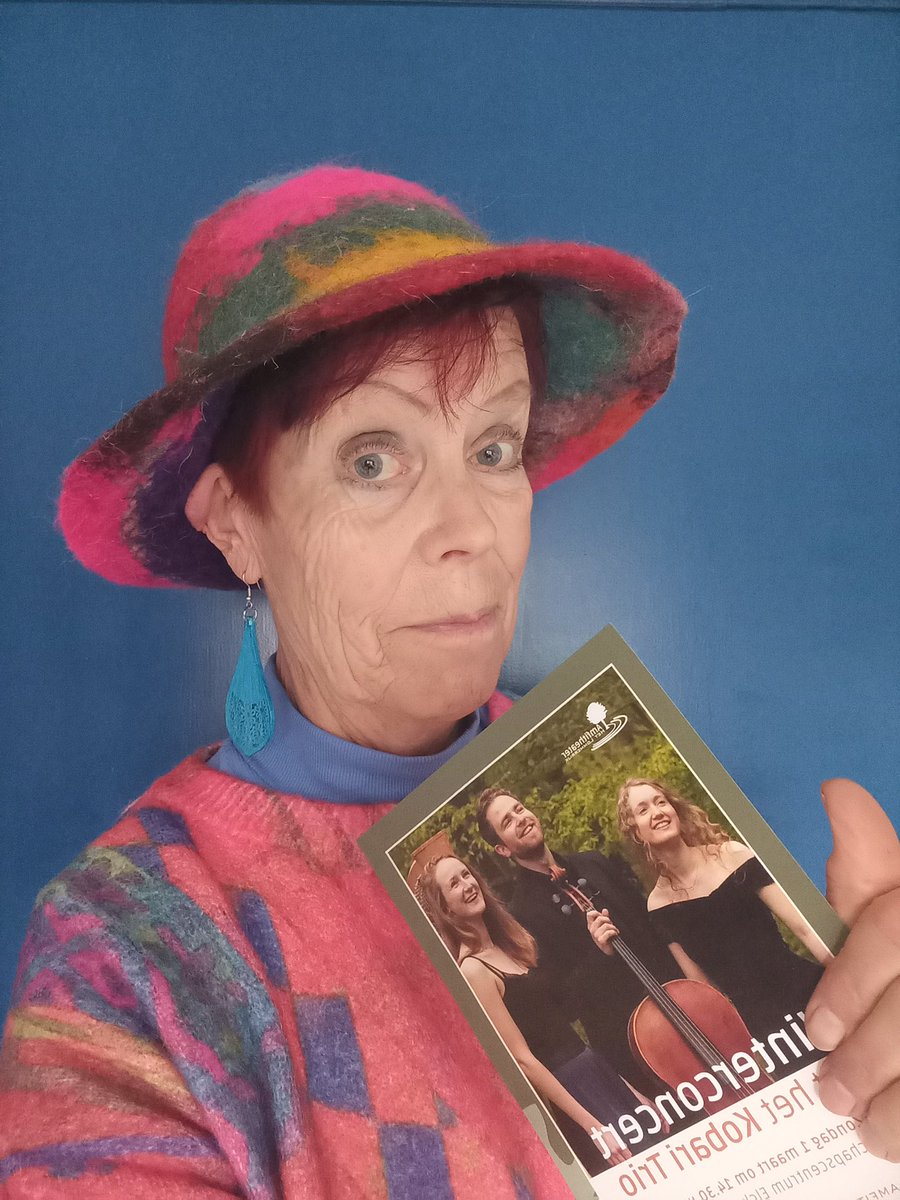 Jenneke vertelt:
Waarom naar het Lommerrijk? Waarom níet? Zomerzon door het bladerdak, ’s avonds sterren, maan en misschien een uil. Live muziek, cabaret, films. Kussentje, welkomstdrankje, fijne mensen om je heen. Balsem voor de ziel. Breek uit de sleur. Kom naar het Lommerrijk