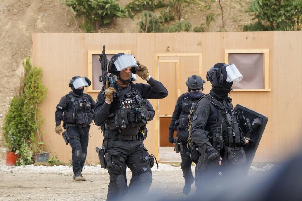 coinacademy_fr's tweet photo. 🚨 Le PDG de Binance France a été visé hier par une tentative d’intrusion à son domicile, possiblement pour un nouveau kidnapping crypto.

Le commando qui visait David Prinçay ainsi qu’un autre entrepreneur du secteur a finalement été arrêté en tentant de s’échapper après 2 échecs.