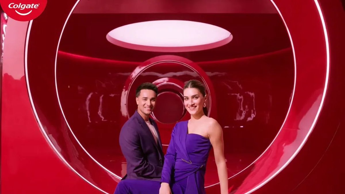 afaqs's tweet image. .@Colgate Visible White Purple blends colour theory with beauty, turning teeth whitening into a daily grooming essential with @kritisanon and Abhishek Sharma.
More here: bit.ly/4tBcFva

#Colgate #ColgateVisibleWhitePurple #KritiSanon #AbhishekSharma #OralCare #Marketing