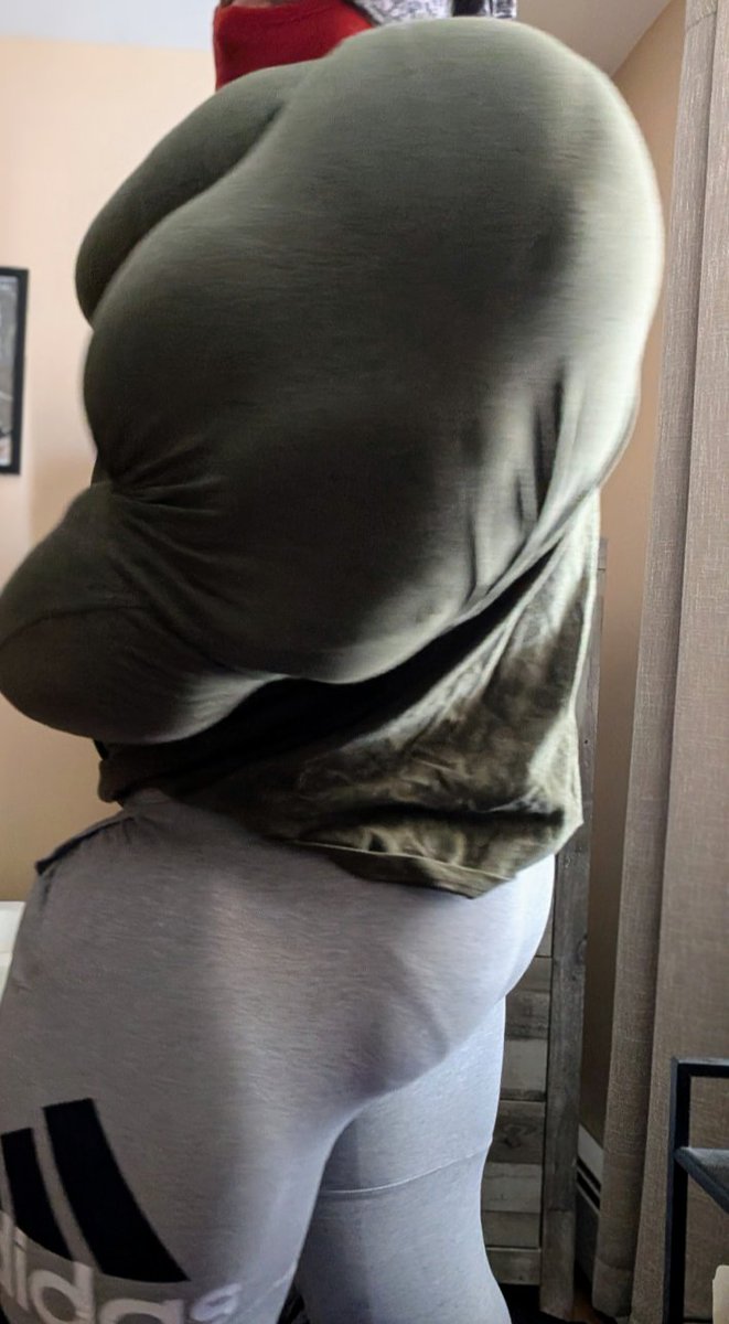 Fuckkk
Grey sweatpants don't leave SHITTT to the imagination. 
Tight in back (and in front)

(Link in bio. 🎊🇺🇸🦅🏈PRO USA DISCOUNT🎊 DM for vids and more)

#musclesuit #musclegrowth #growth