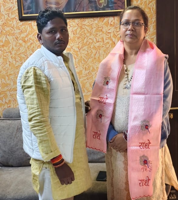 आज लखनऊ स्थित आवास पर जनपद मऊ से पधारे प्रजापति समाज के ऊर्जावान युवा साथियों से आत्मीय भेंट कर उनका कुशलक्षेम जाना तथा समसामयिक विषयों, विशेषकर शिक्षा के सशक्तीकरण पर विस्तृत चर्चा की। शिक्षा ही व्यक्ति, समाज और राष्ट्र की प्रगति की सशक्त आधारशिला है।