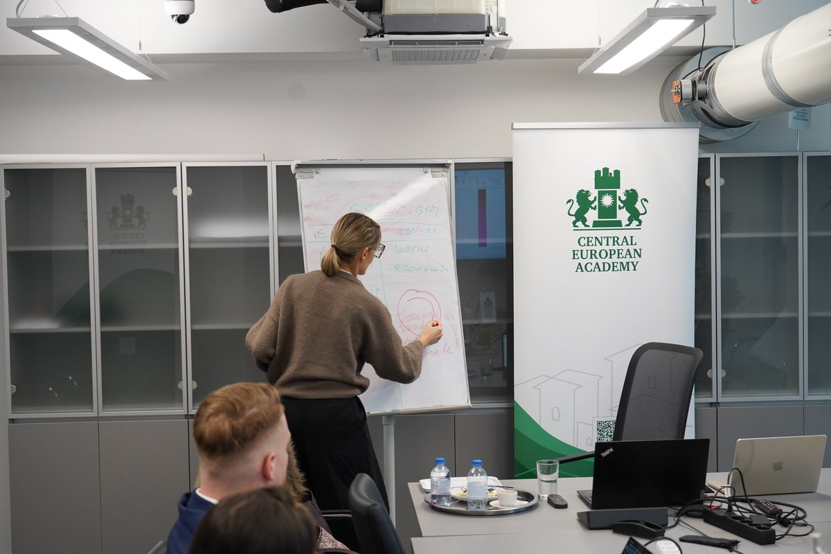 📅 On January 27, our second-year PhD students had the opportunity to attend a lecture on a timely and thought-provoking topic.

Our guest was Dr. Sanja Savčić, Professor at the Újvidéki Egyetem Jogi Kara, who delivered a lecture on contract law in the digital age.