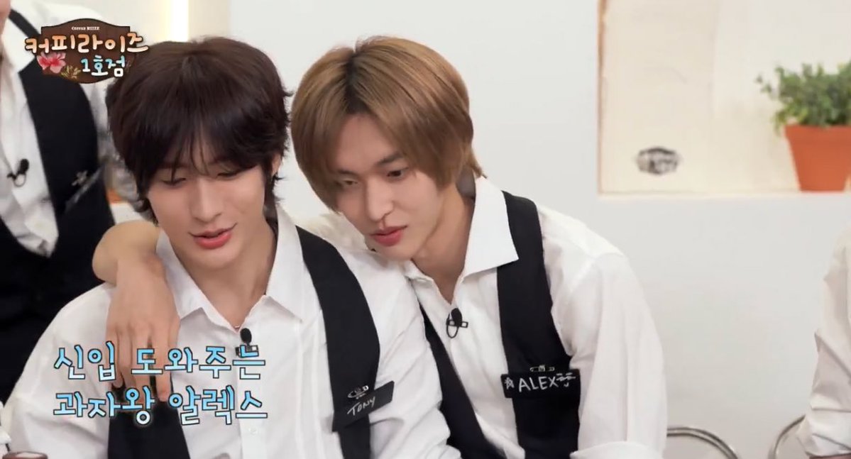 b1niyaa's tweet image. 연하가 자꾸 ⬅️으로 움직이니까
연상도 따라서 ⬅️으로 따라감
그결과 틈도없이착붙