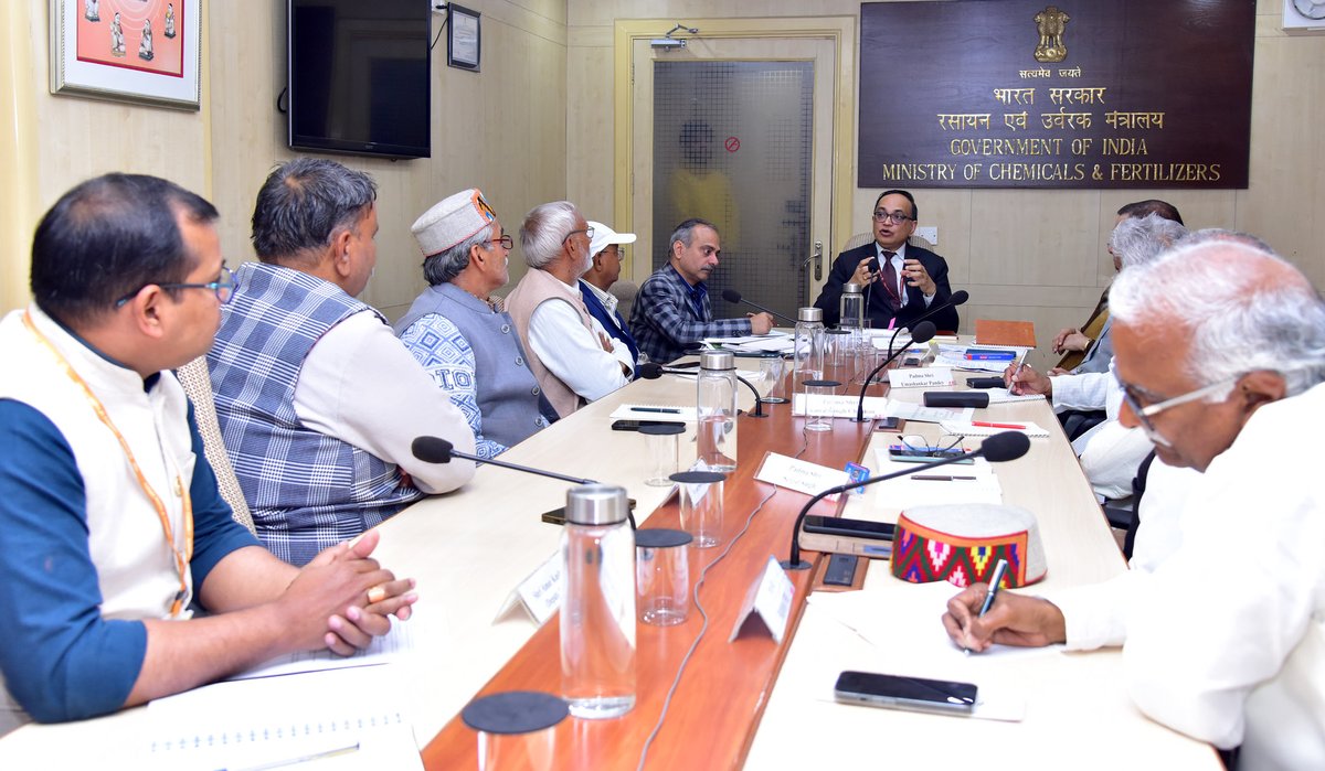 BharatUrvarak's tweet photo. In a unique first-of-its-kind initiative, the Department of Fertilizers organised a high-level brainstorming session today at Shastri Bhawan to strengthen soil health and promote balanced and responsible fertilizer use as a nationwide movement.
#BalancedUseOfFertilizers https://t.co/RN74iQdj93