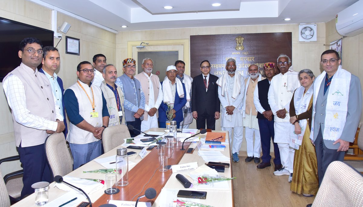 BharatUrvarak's tweet photo. In a unique first-of-its-kind initiative, the Department of Fertilizers organised a high-level brainstorming session today at Shastri Bhawan to strengthen soil health and promote balanced and responsible fertilizer use as a nationwide movement.
#BalancedUseOfFertilizers https://t.co/RN74iQdj93