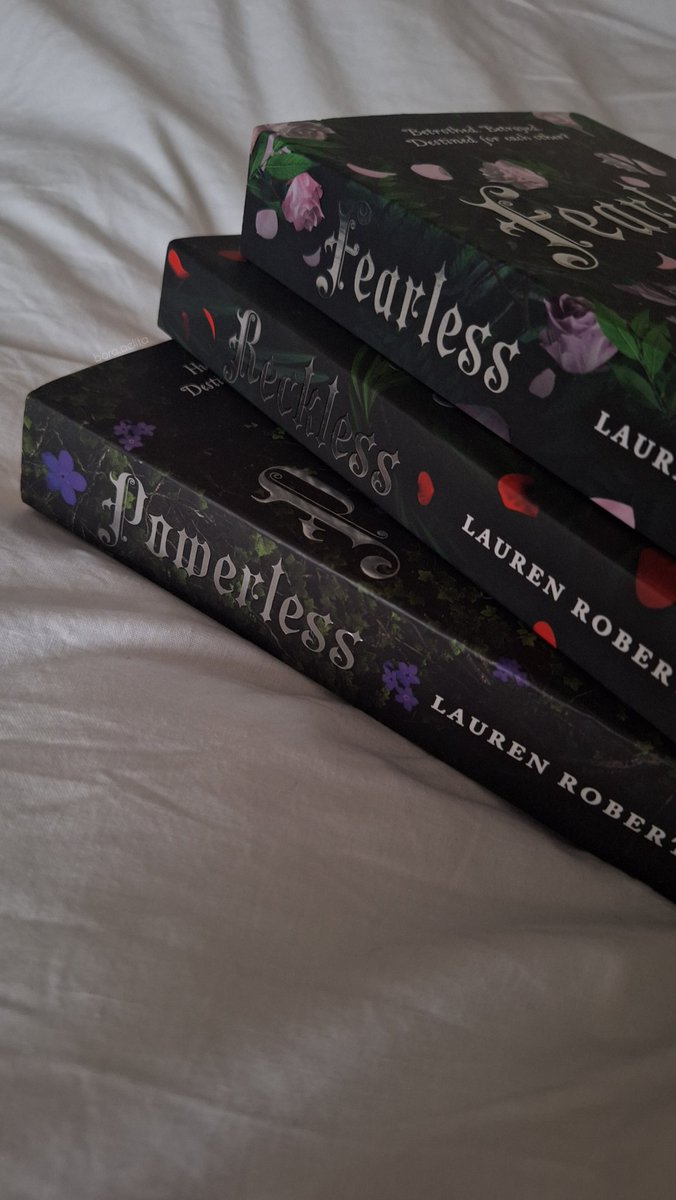 I finally got fearless paperback in english omg now it's complete 😭🫶🏻