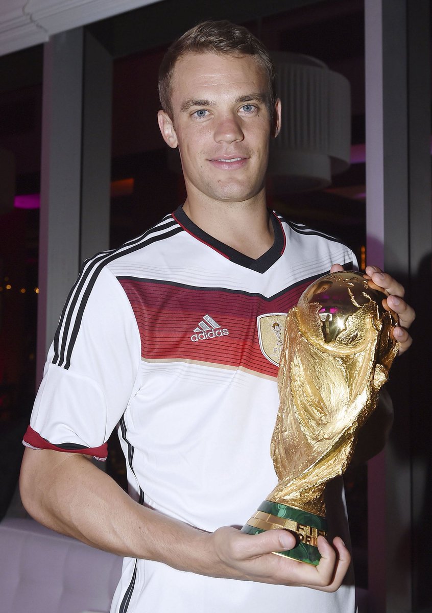 FCBayernFocus's tweet photo. 🚨🗣️ Manuel Neuer :

“I didn’t choose to be a goalkeeper. The coach put me in goal. I had just arrived in a Schalke youth team that didn’t have a goalkeeper. At the time, nobody wanted to play that position.

We were playing on hard pitches, on gravel, even on what were basically parking lots. Diving hurt and no one wanted to do it. When I wasn’t at the club, I loved playing outfield with my friends.

My coach used to hold me back because my street football background meant I liked having the ball at my feet and being involved in the build-up. Even back then, I wasn’t just using my hands.”

(🗞️ @lequipe)