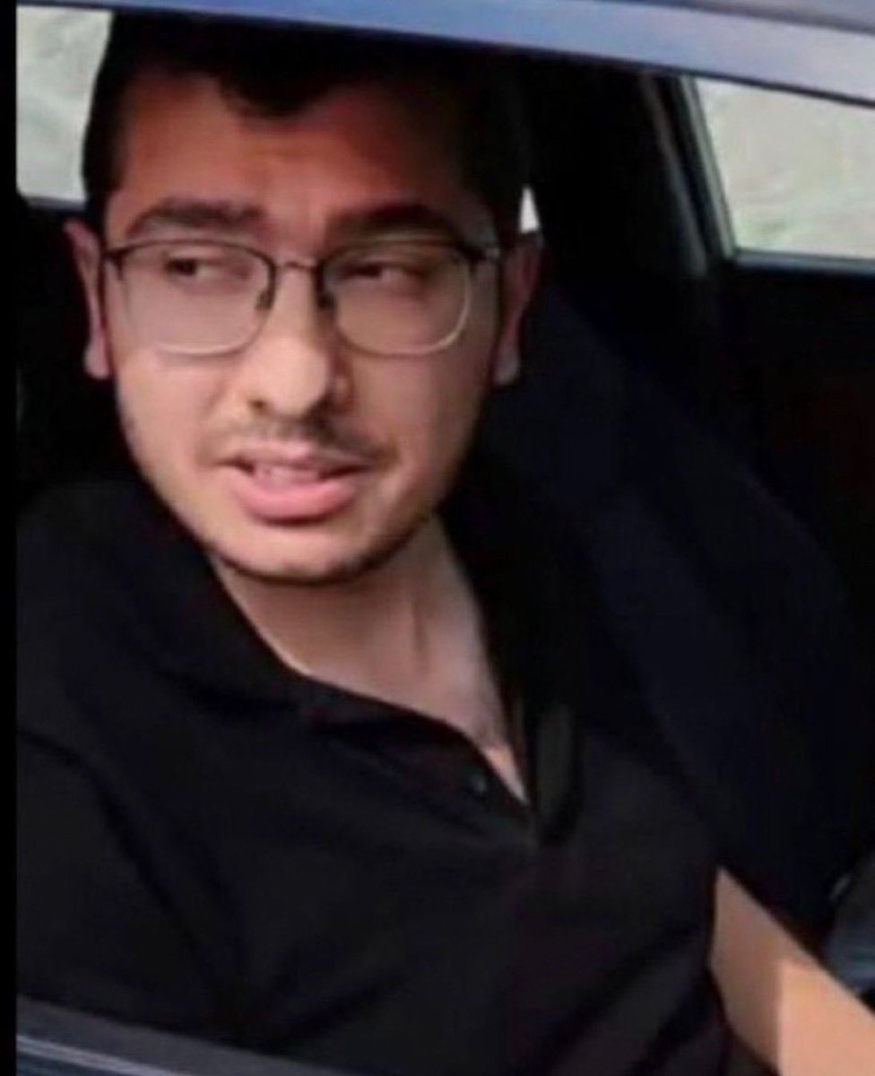 bu ruh hastası cani 28 tane yavru köpeği evine almış, işkence yapmış, tecavüz etmiş ve öldürmüş. cezasını 4 yıla düşürdüler bugün. dışarı çıksın da daha çok hayvan öldürsün, sıkılırsa belki insanlara yönelsin diye.
#DrMustafaDumanAffedilemez