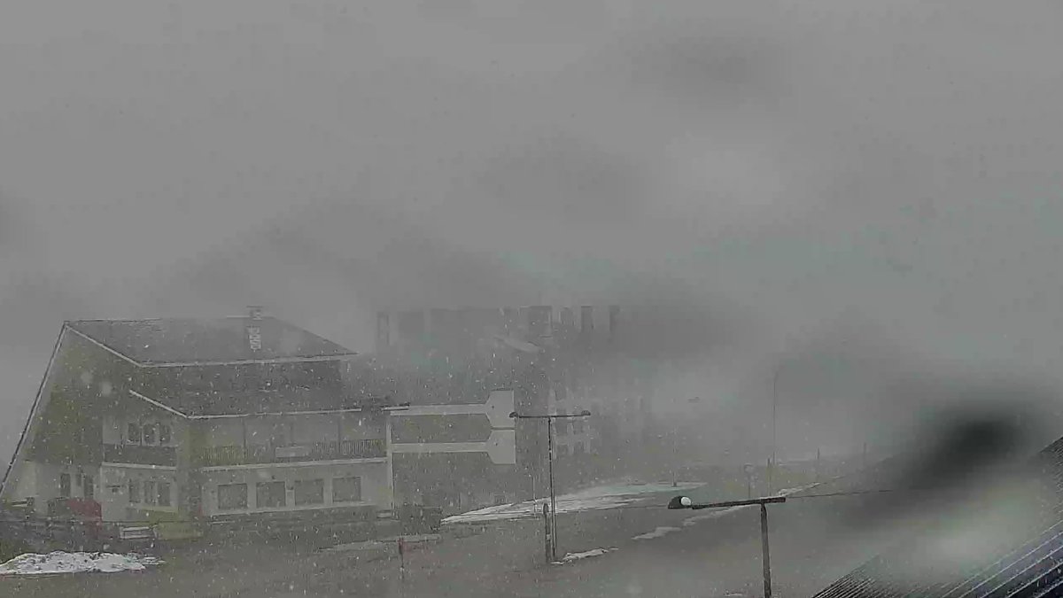 pablogijon's tweet photo. Empieza la "fiesta" en la Cordillera Cantábrica.
Nieva de forma copiosa en #Valgrande-#Pajares, se ven buenos copos y una buena trapeada en la estación. Condiciones duras para el esquí hoy con nieve, niebla y ventisca. El viento está empezando a ganar fuerza, veremos lo que "lía" https://t.co/OAdtGsOKGe