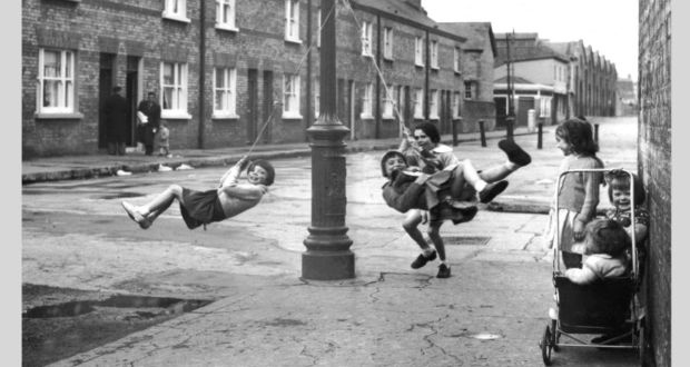 #OnThisDay 1922 A bomb was thrown into a group of children playing on a lamp post swing on (Catholic) Weaver St. Belfast, killing six &amp; horrifically maiming more. Ulster Special Constables were seen directing the bombers to the street just before the attack.  
#Ireland #History