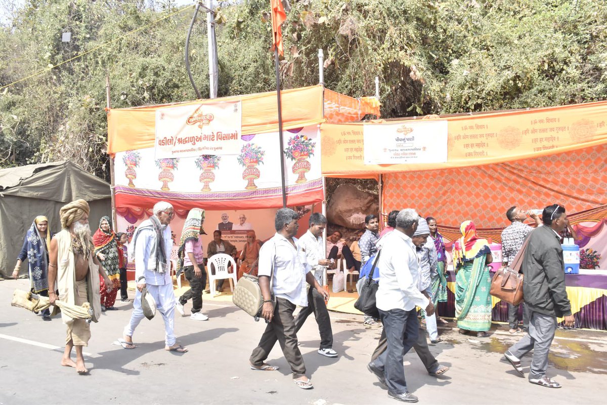 collectorjunag's tweet photo. 🕉️ હર હર મહાદેવ 🚩

જૂનાગઢના પાવન મહાશિવરાત્રી મેળામાં  વડીલ શ્રદ્ધાળુઓ માટે વિશેષ વિસામા વ્યવસ્થા ઉભી કરવામાં આવી છે.
ગિરનાર દરવાજાથી ભવનાથ તળેટી સુધી અશોક શિલાલેખ, ભરડાવાવ,ખોડીયાર ધુના,પાજનાકા પુલ અને વાઘેશ્વરી મંદિર સામે બેસવાની અને શુદ્ધ પીવાના પાણીની વ્યવસ્થા કરવામાં આવી છે. https://t.co/F4sJv83qIK