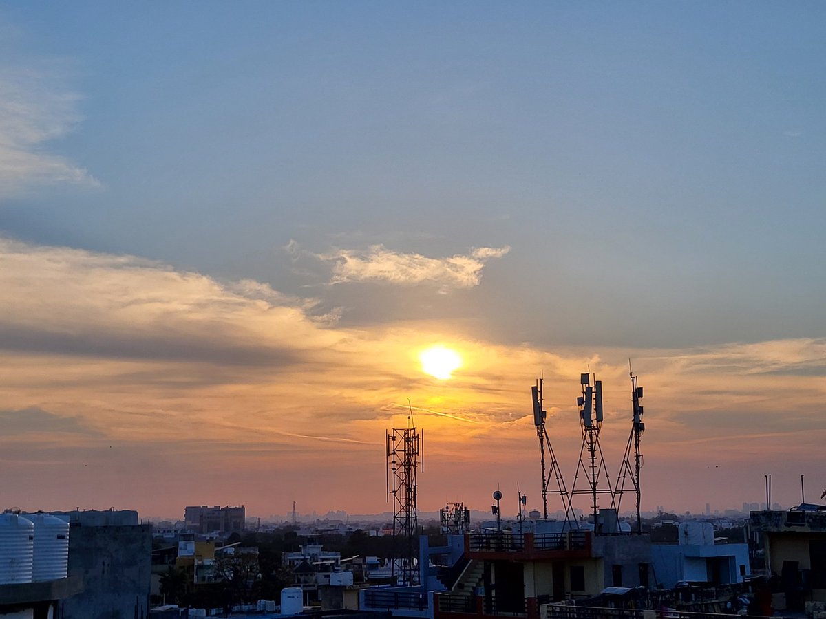 6Rishabkumar's tweet photo. Due to cristal clear and blue sky not sure but i guess i saw comet around sunset time.I was just randomly clicking photos of the sunset saw bright north south aligned comet like structure initially quite bright. When i took the video it already drifted away. my 1st exp blessed😇 https://t.co/qcUEthiRHc
