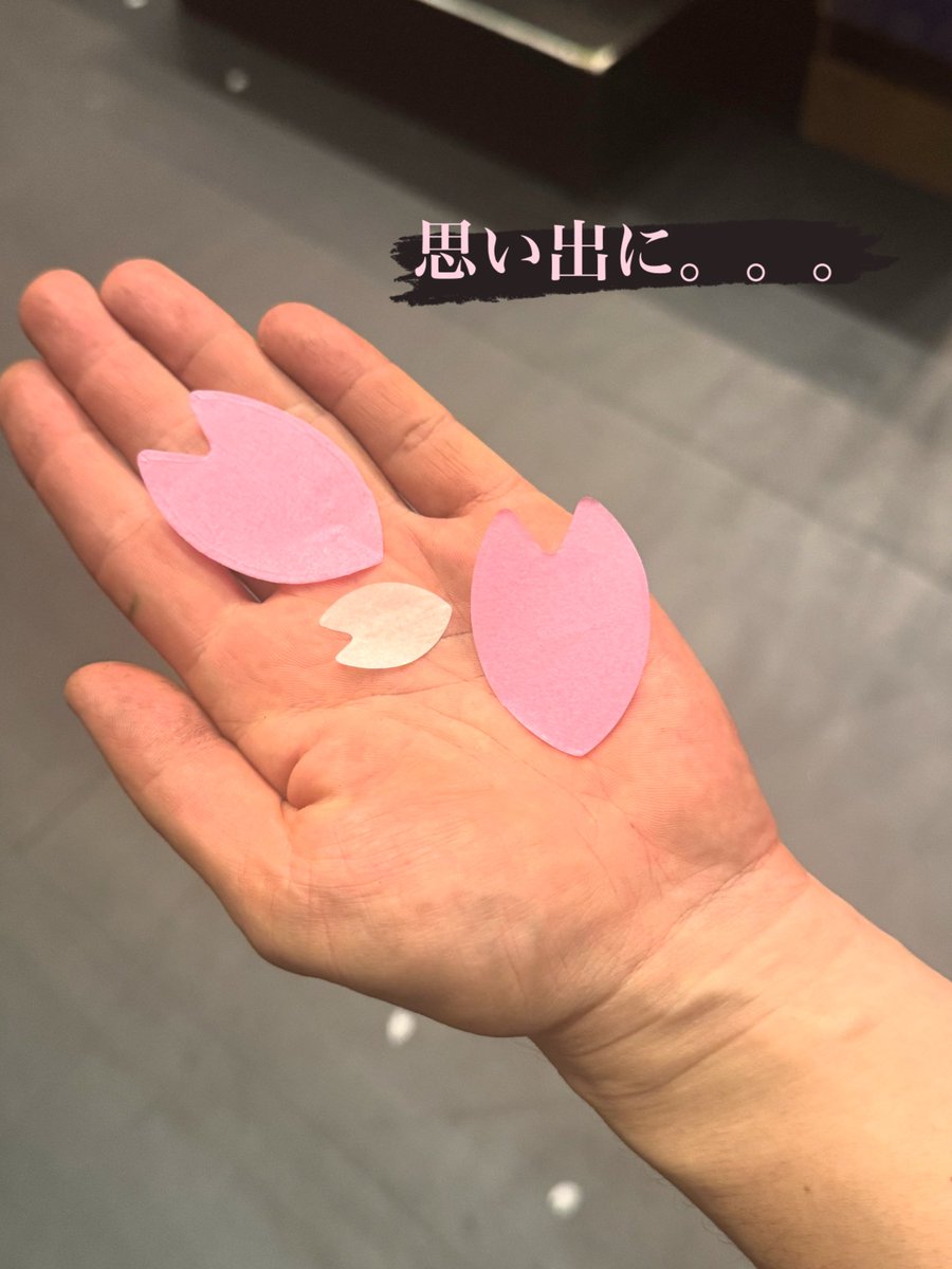 FujisawaBun_O's tweet photo. 特殊効果の星野さんは、一度降らせて地面におちたものを、再びお客様の頭上に降らせません(結構使い回す人いる)ので、お持ち帰りになりたい方は、ご自由にどうぞです。
#信長の犬
#voicarion https://t.co/M4e8z8kyBd
