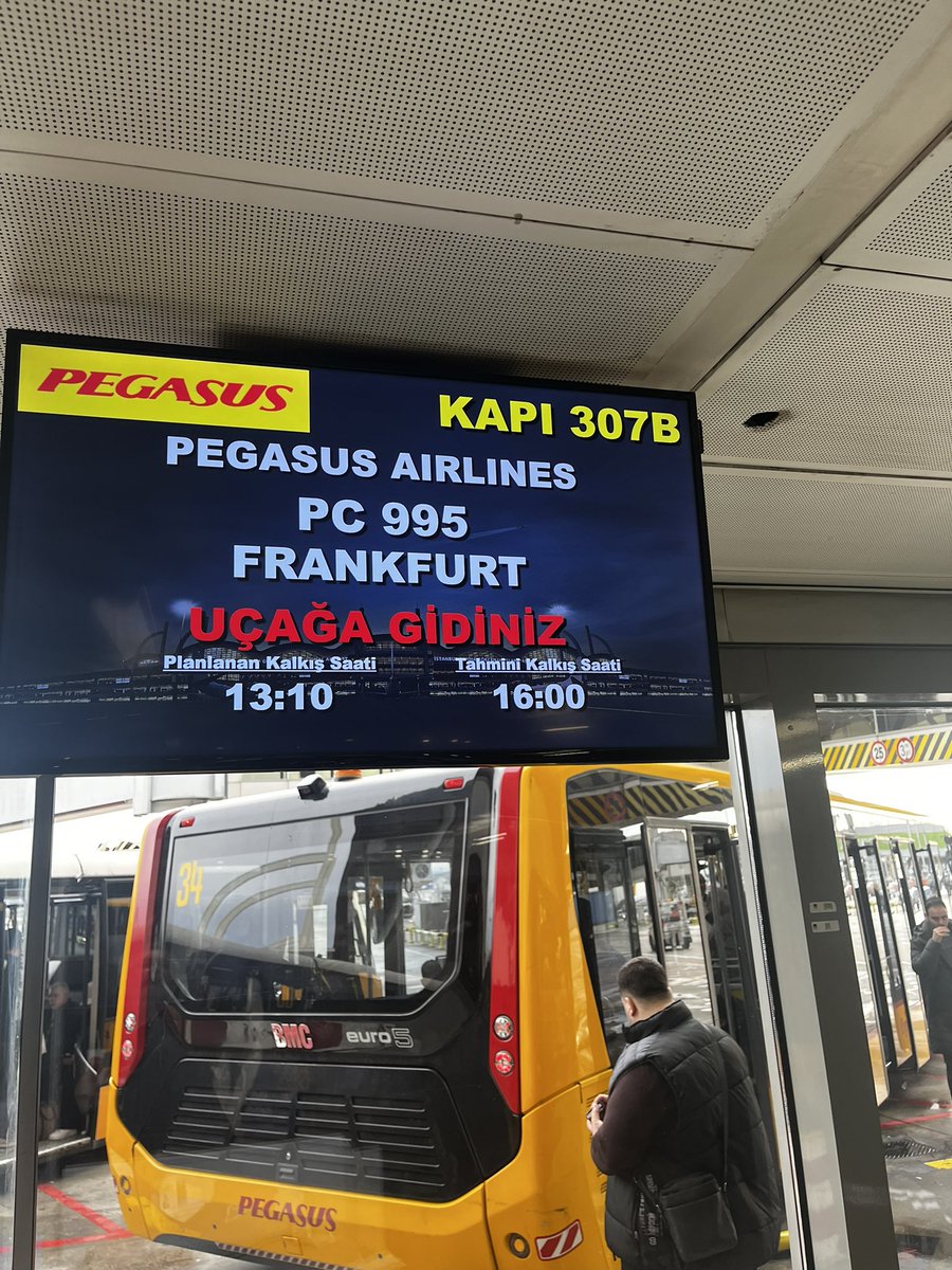 MufitCanSACINTI's tweet photo. Pegasus’un  “kanatlı at” olan logosunu “kanatlı çakal” olarak değiştirmesinin zamanı geldi!

Bu kaçıncı oldu hatırlamıyorum!
13.10 olan uçuş saatini peyderpey 16.00 yaptı!
Kanuna göre 3 saatlik gecikmede yolculara , içecek, yiyecek, su vermek zorunda!
Daha önce  çok kez  yaptığı gibi;
Rötar saatini önce 1, sonra iki saat açıklayıp, sadece içecek verdi.
Uçağa binmek için sıraya girdiğimizde, rötarı, 2 saat 50 dakika olarak güncelledi
; yasal olarak yiyeyecek verme zorunluluğundan, kendince  kurtuldu!
Türkçe’de çakallığa çakallık derler!
Sonra uçağa alıp; biraz da uçakta bekletiyor!
Böylece yasaların arkasından dolanıp; yasal dolandırıcılık yapıyor!
Hem yasal olarak yapmak zorunda olduğu ikramı yapmayıp; yiyeyecekleri 10 Euro civarında satıyor!
Hiçbir resmi kurum, hükümet vb de buna el atmıyor!
Resmi olarak üç saat değil saat 2 saat 50 dakika  bekletmiş görünüyor;
(Tam şu anda uçağa biniyoruz; dışarda 50’den fazla yolcu var; uçağın kalkma saatine 3 dakika var🤣)
Uçakta 3 saati geçecek şekilde bekletecekler ve bedava vermek zorunda oldukları yiyeyecekleri 10-15 Euroya satacaklar!
Kanatlı çakallar!
Yasaların arkasından dolanmaya çalışan “yasal dolandırıcılar”
Devletimiz, hükümetimiz  de buna yıllardır olduğu gibi aval aval bakacak!
Ali sabancı da bize röportajlarda başarı masalları anlatacak!
@ucurbenipegasus @flymepegasus @pegasusdestek