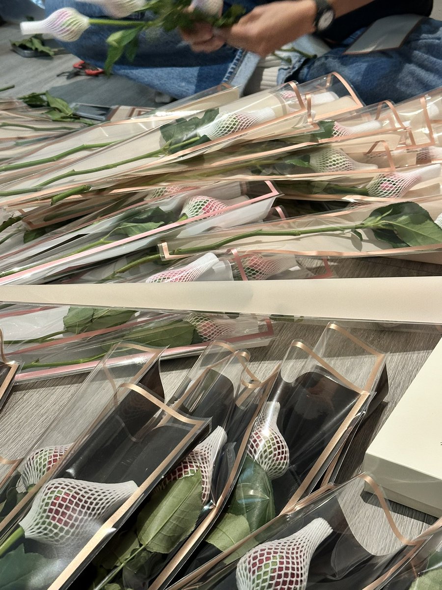 ทีมจินเจไม่ทิ้งกันกับกุหลาบ 🌹

พรุ่งนี้มาเจอกันนะคะ

ทีมงานกรุงเทพฯ สู้มาก  💪🥰

#GinnyJaynaHeart2Heart
#GinJay #จินเจ #ginnynatnicha #aangelinaass