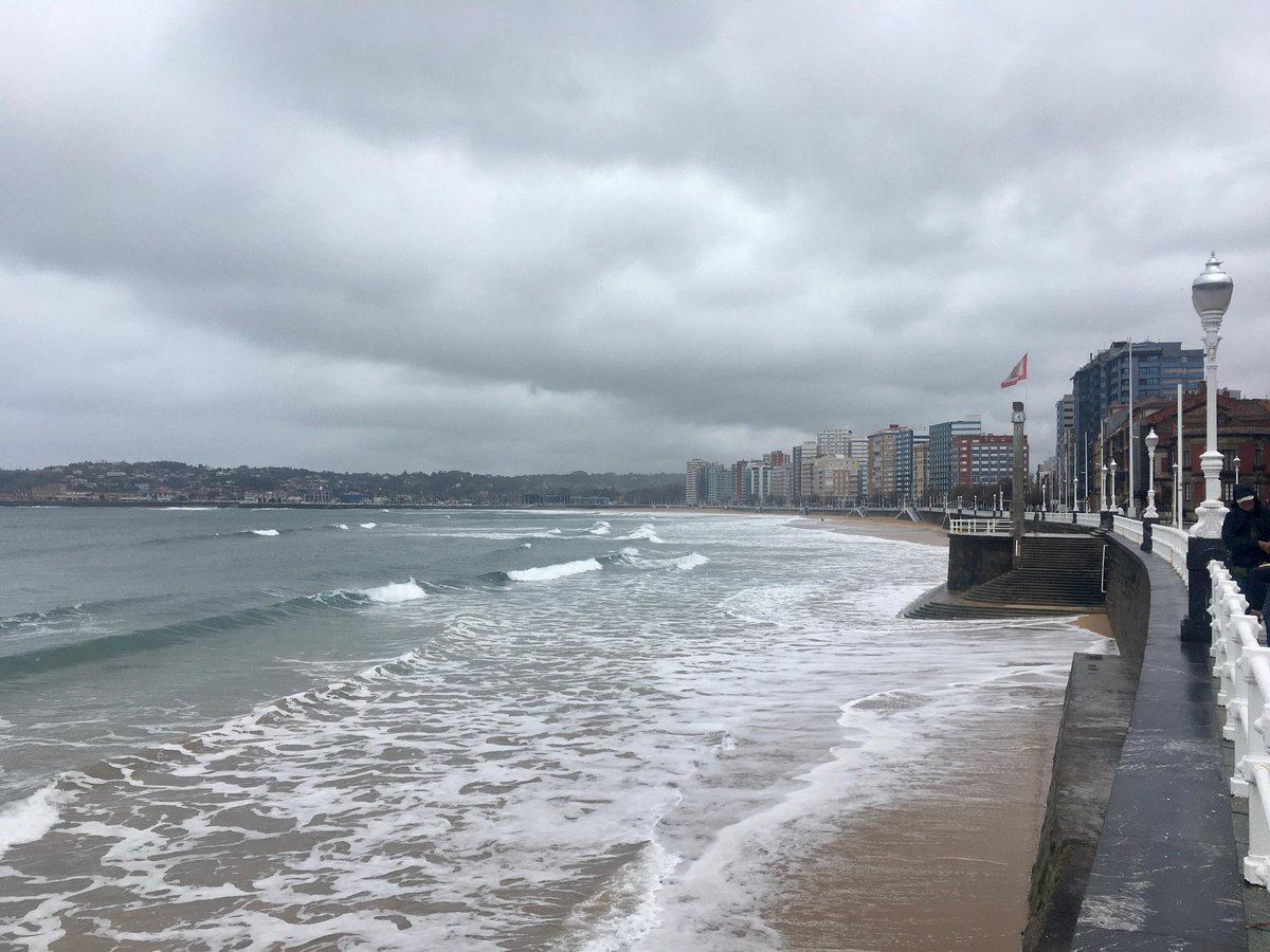 Townendpeter's tweet photo. La playa de San Lorenzo de Gijón, Asturias, viernes 13 de febrero, 2026, 13:15h, 9⁰C @eltiempotpa @AEMET_Asturias @LaMeteoAstur @1967fct @tiempoasturias @tiempodejavimo @tiempobrasero @TurismoAsturias @GijonTurismo @aquilatierratve https://t.co/HmLUEhGdO8