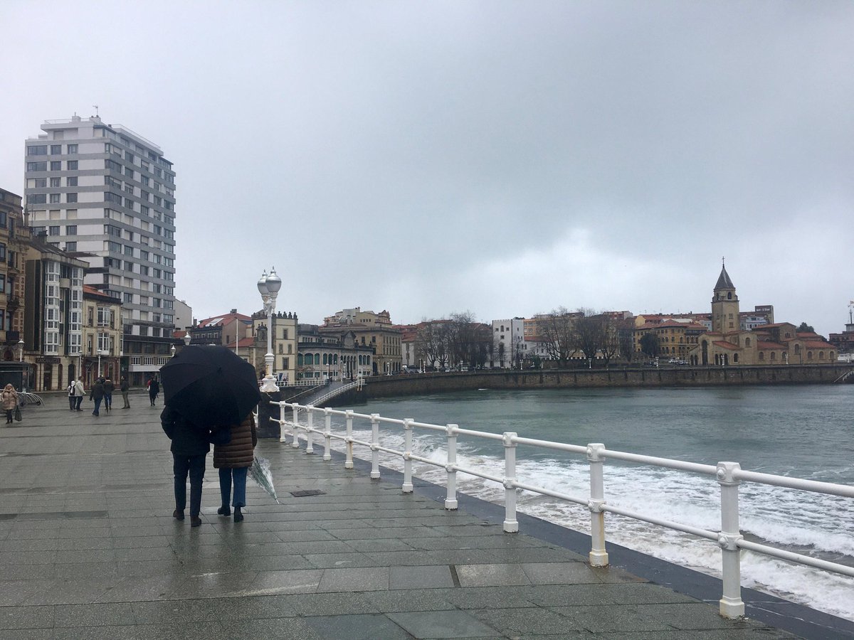 Townendpeter's tweet photo. La playa de San Lorenzo de Gijón, Asturias, viernes 13 de febrero, 2026, 13:15h, 9⁰C @eltiempotpa @AEMET_Asturias @LaMeteoAstur @1967fct @tiempoasturias @tiempodejavimo @tiempobrasero @TurismoAsturias @GijonTurismo @aquilatierratve https://t.co/HmLUEhGdO8