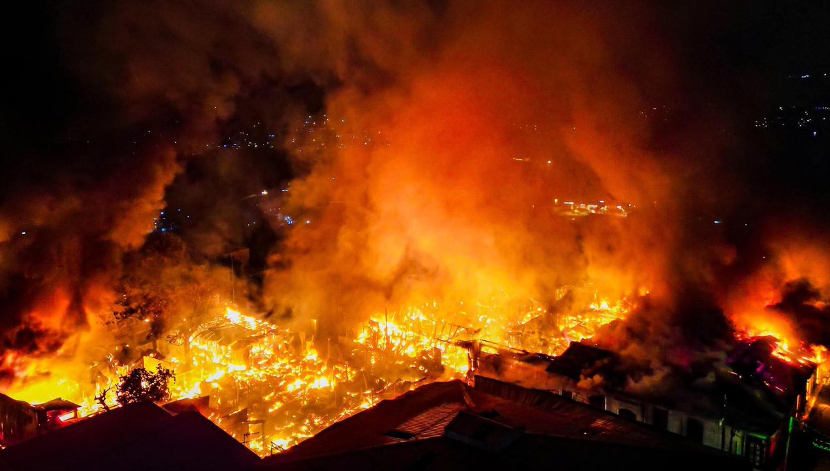 VacilandoFM's tweet photo. Incendio en el Centro Histórico afectando estructuras antiguas ubicadas en la 4.ª Avenida Sur y 6.ª Calle Poniente, en el sector de la cuesta de Palo Verde. Cerrado el paso vehicular en la zona. https://t.co/kJ1xyw3L74