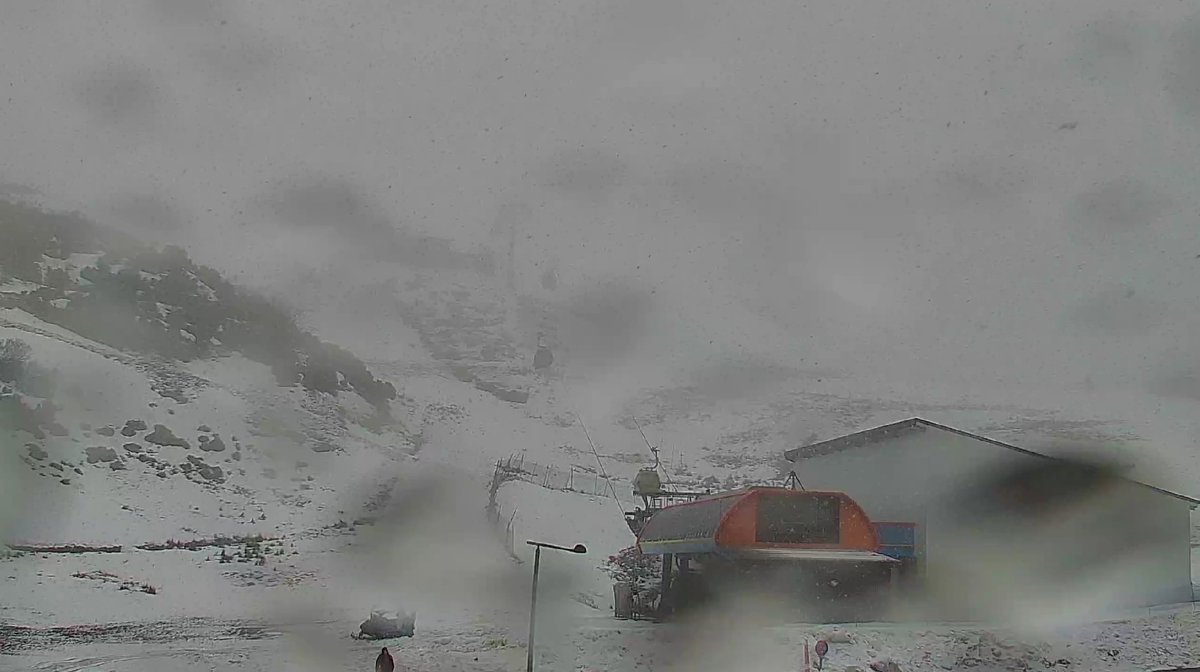 pablogijon's tweet photo. Empieza la "fiesta" en la Cordillera Cantábrica.
Nieva de forma copiosa en #Valgrande-#Pajares, se ven buenos copos y una buena trapeada en la estación. Condiciones duras para el esquí hoy con nieve, niebla y ventisca. El viento está empezando a ganar fuerza, veremos lo que "lía" https://t.co/OAdtGsOKGe