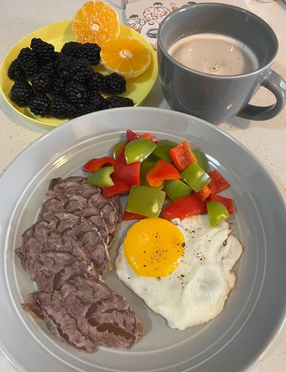 Whispering_o's tweet photo. Colour packed morning fuel,  sunny-side egg, crisp peppers, tender roast, fresh blackberries  clementine, plus a cozy latte. 🍳🥩🌶🫐☕️ #Toronto #Canada #BreakfastVibes https://t.co/Si705JWxu1