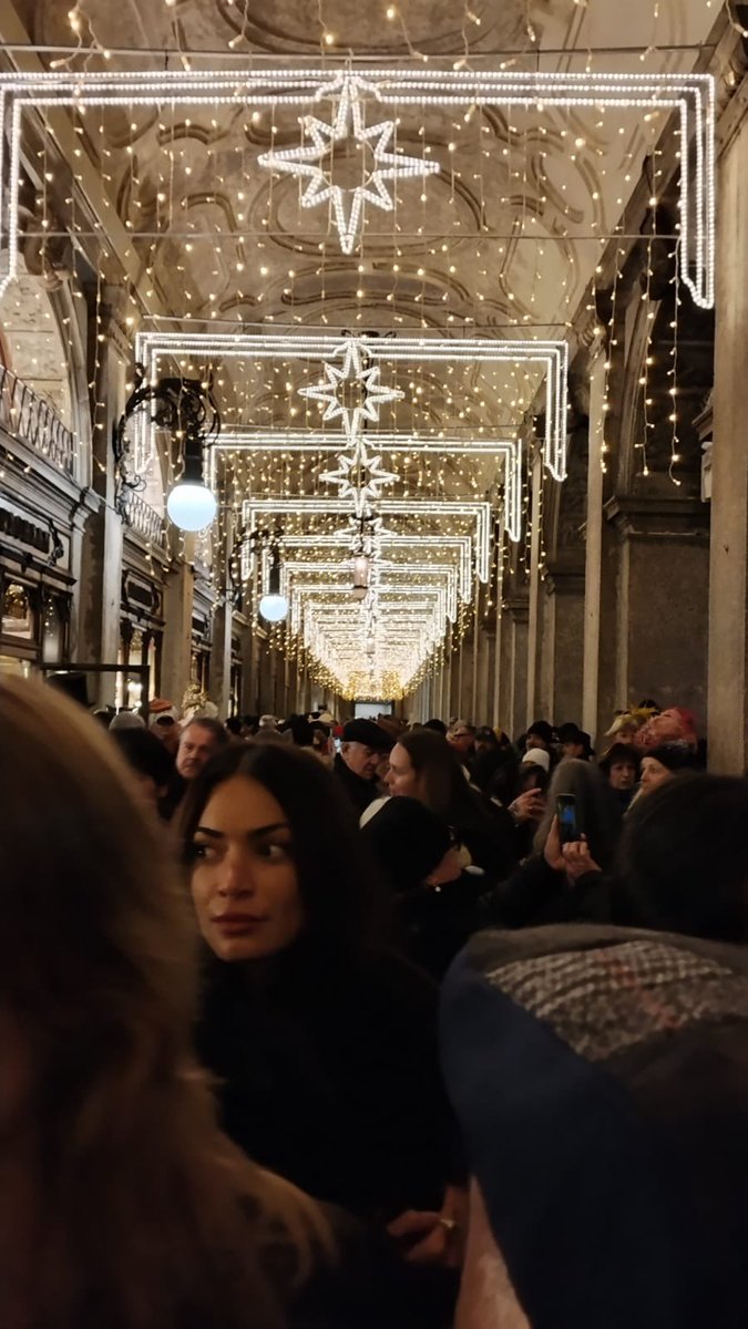fflavioaalia's tweet photo. una mamma di una mi amica che sta a venezia ha fatto questa foto senza accorgersi che c’era elodie https://t.co/3lWIwqS752