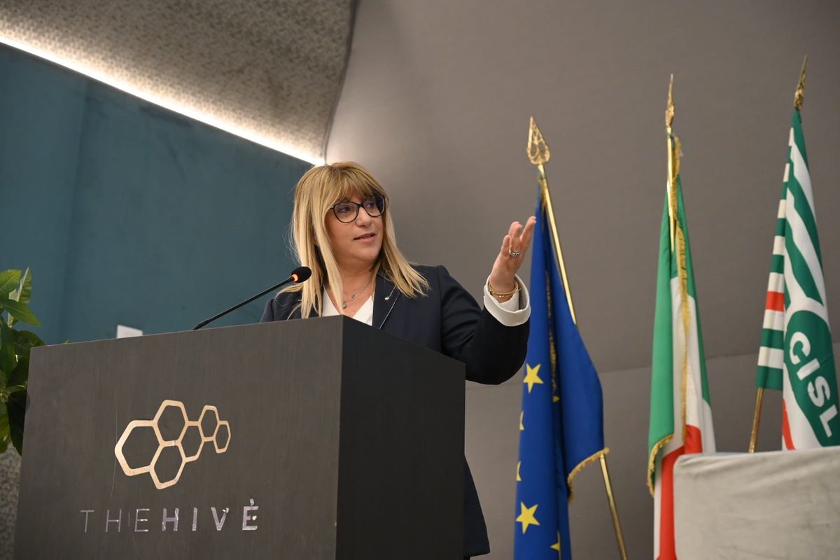 CislNazionale's tweet photo. #DanielaFumarola conclude Cg Slp Cisl : «Poste Italiane è una infrastruttura strategica del Paese. Una rete viva e capillare che attraversa territori, comunità, aree urbane e aree interne, e che tiene insieme servizi, diritti, coesione sociale, garantendo prossimità e inclusione. È una funzione che va ben oltre il perimetro aziendale e che rende il lavoro postale un lavoro di interesse generale, con una responsabilità pubblica evidente.
Per questo ogni discussione sul futuro di Poste non può mai essere ridotta a una questione organizzativa o industriale in senso stretto: riguarda il modello di Paese che vogliamo tenere in piedi». @SLP_Cisl