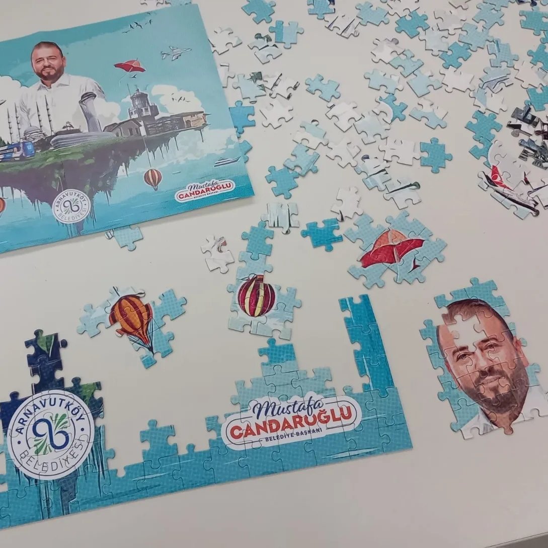 Yerel seçimlerde AKP'nin kazandığı Arnavutköy Belediyesi başkanı Mustafa Candaroğlu, kendi resmini yapboz yaptırıp hediye diye çocuklara dağıttı.