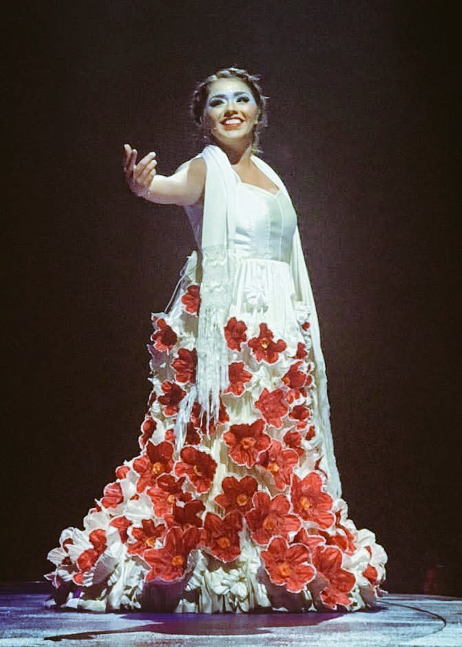 LaModeUnknown's tweet photo. I wish all the floral dresses had THIS feature — 'blooming' piece designed by ✨️Giovanna Buzzi✨️ &amp; programmed by Studio Waldemeyer for Cirque du Soleil.🪡 https://t.co/ozxmKV0uUI