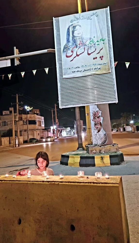 دختر جاویدنام پریسا لشگری رفته در همون میدونی که مادرش کشته شده، به یاد مادرش شمع روشن کرده..
#پریسا_لشگری