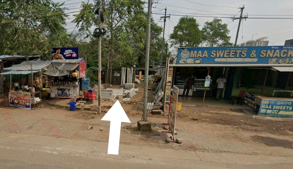gulun's tweet photo. Roadside government land encroachment is going on fullswing at Kalinga Vihar Entrance, opposite to DN regalia.

Please protect the road, it's getting very congested in that area.

@BSCL_BBSR @cpbbsrctc @CMO_Odisha @ChanchalRanaIAS @BDA_BBSR @MayorofBBSR @bmcbbsr @dr_kcmahapatra https://t.co/kWbAhZLDz3