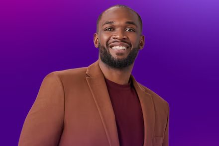 Comedianjayrose's tweet photo. Take yo dumbass home and take that stupid ass shirt collection with you 🤦🏾‍♂️ #loveisblind https://t.co/DpaQGiBqip