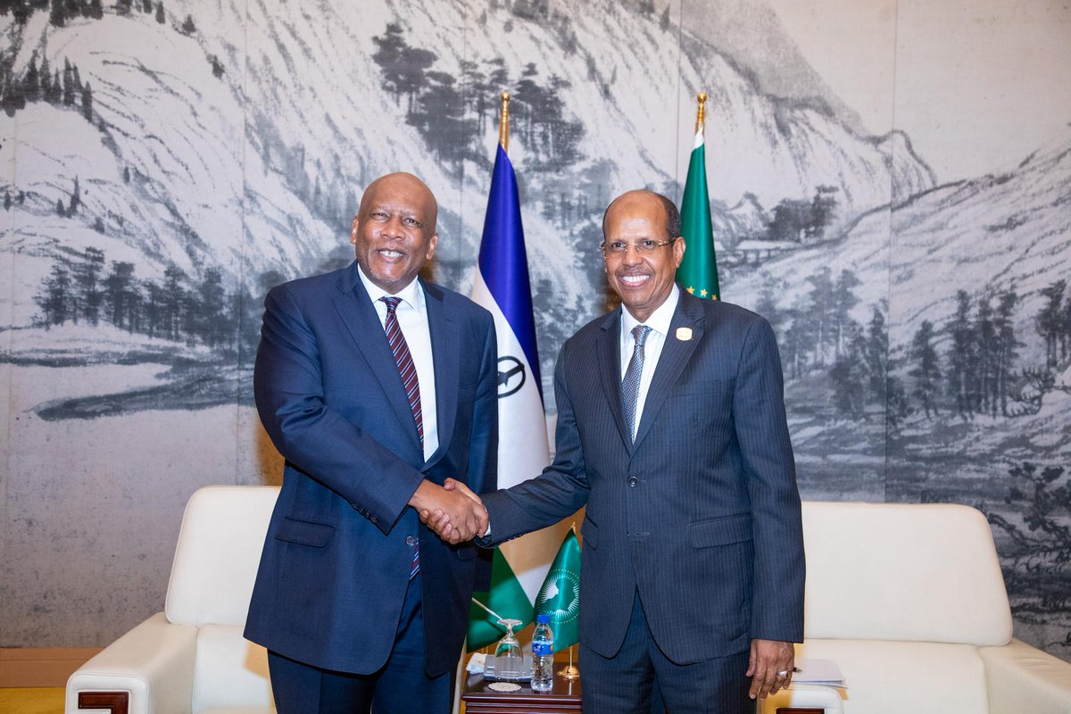 _AfricanUnion's tweet image. On the margins of the 39th Ordinary Session of the Assembly of Heads of State and Government of the African Union, H.E. Mahmoud Ali Youssouf, Chairperson of the AU Commission, received His Majesty Letsie III of #Lesotho.

Their discussions focused on the continent’s pressing