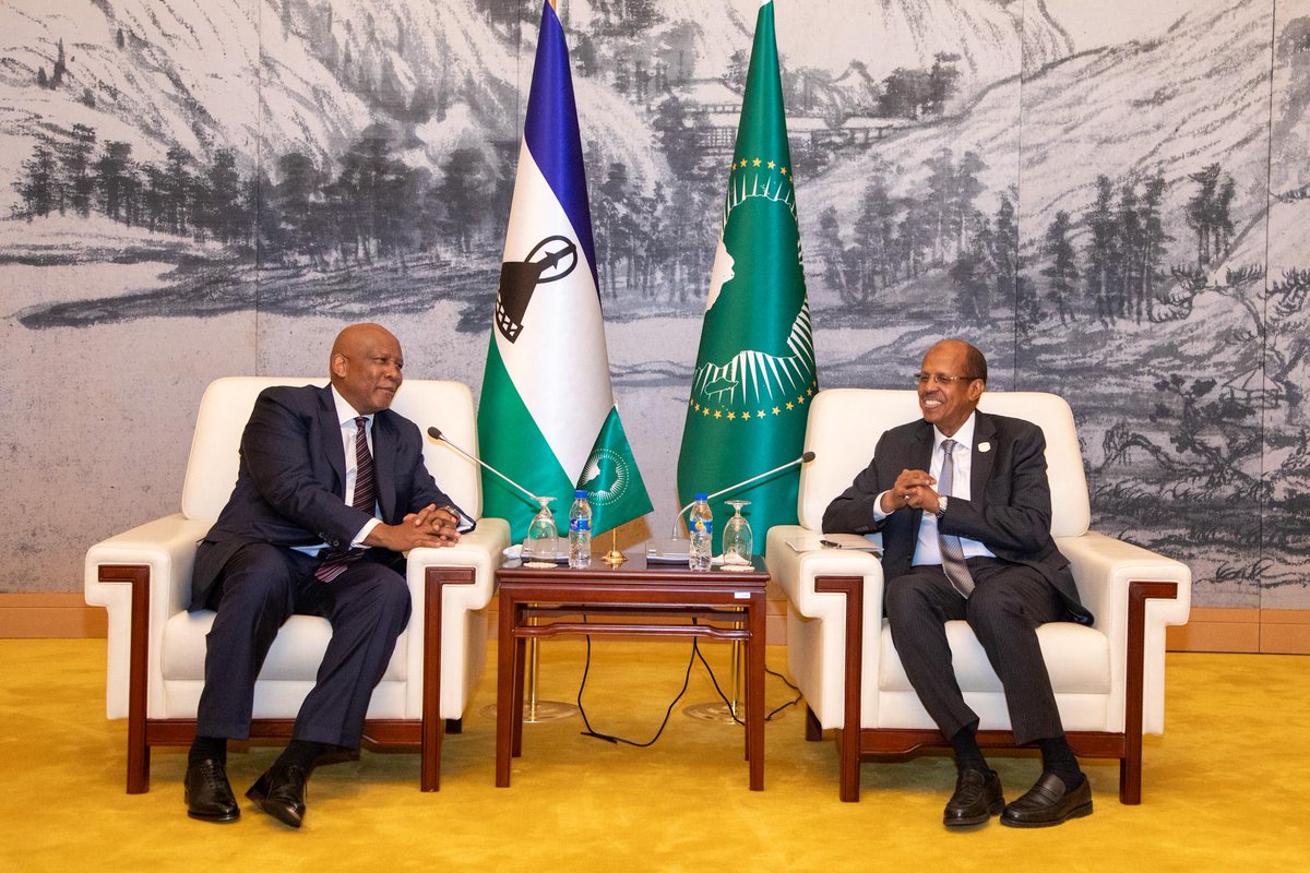 _AfricanUnion's tweet image. On the margins of the 39th Ordinary Session of the Assembly of Heads of State and Government of the African Union, H.E. Mahmoud Ali Youssouf, Chairperson of the AU Commission, received His Majesty Letsie III of #Lesotho.

Their discussions focused on the continent’s pressing