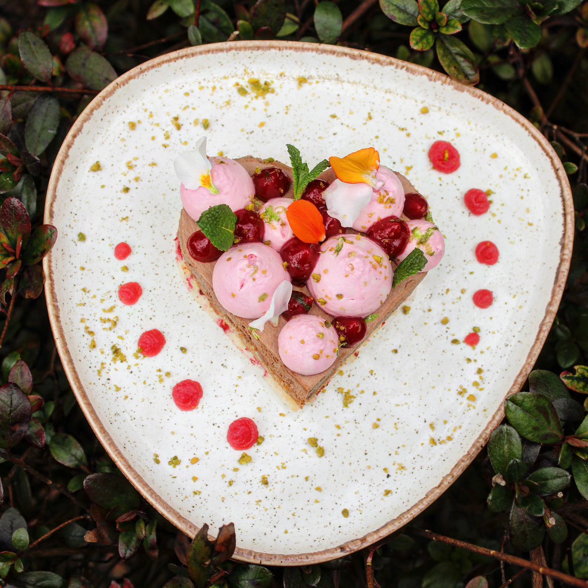 LBailliage's tweet photo. En avant première voici le dessert de notre menu de St Valentin 2026 ! 
Dernière ligne droite pour réserver votre table!

Menu servi :
Vendredi 13 Février le Soir
Samedi 14 Février Midi (Soir déjà complet)
Dimanche 15 Février à Midi

Réservation impérative au 04.71.40.71.95 https://t.co/26JAJHu0V6