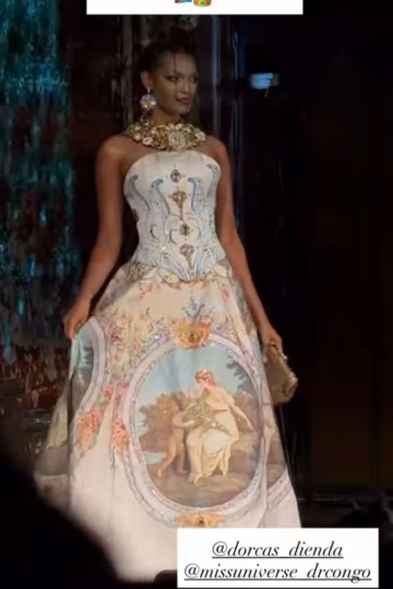 KimKimuntu's tweet photo. En attendant les autres photos, DD nationale sur scène à la Fashion Week de New York…
Ceux qui disaient qu’elle avait payé sa propre participation, comment expliquez-vous qu’elle se retrouve sur scène ?
#missrdc https://t.co/pZyNFypixW