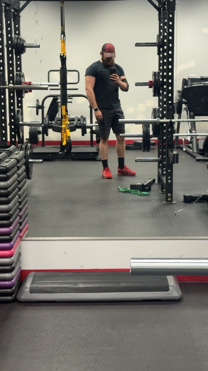 chazs2924's tweet photo. Morning gym selfie https://t.co/47Ql7GlmOU