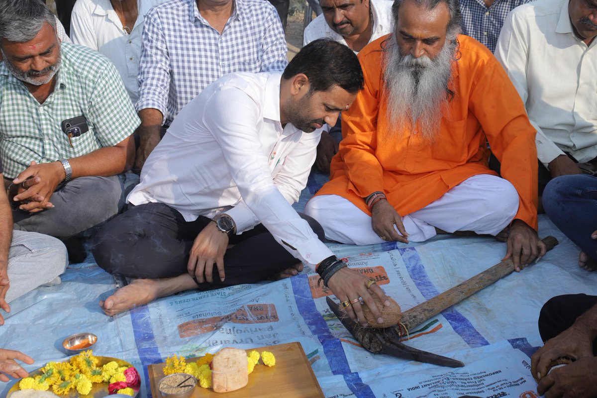 ikaushikvekaria's tweet photo. વર્ષોથી લોકો જે રસ્તા માટે રાહ જોઈ રહ્યા હતા, તે સપનું હવે સાકાર થવાનું છે. 

અમરાપુર મુકામે અંદાજિત રૂ. ૫૧ કરોડ ૯૮ લાખના ખર્ચે તૈયાર થનાર અમરેલી–કુંકાવાવ વાઈડનિંગ અને સ્ટ્રેન્થનિંગ રોડનું  ખાતમુહૂર્ત કર્યું. https://t.co/mDAwWTf82T