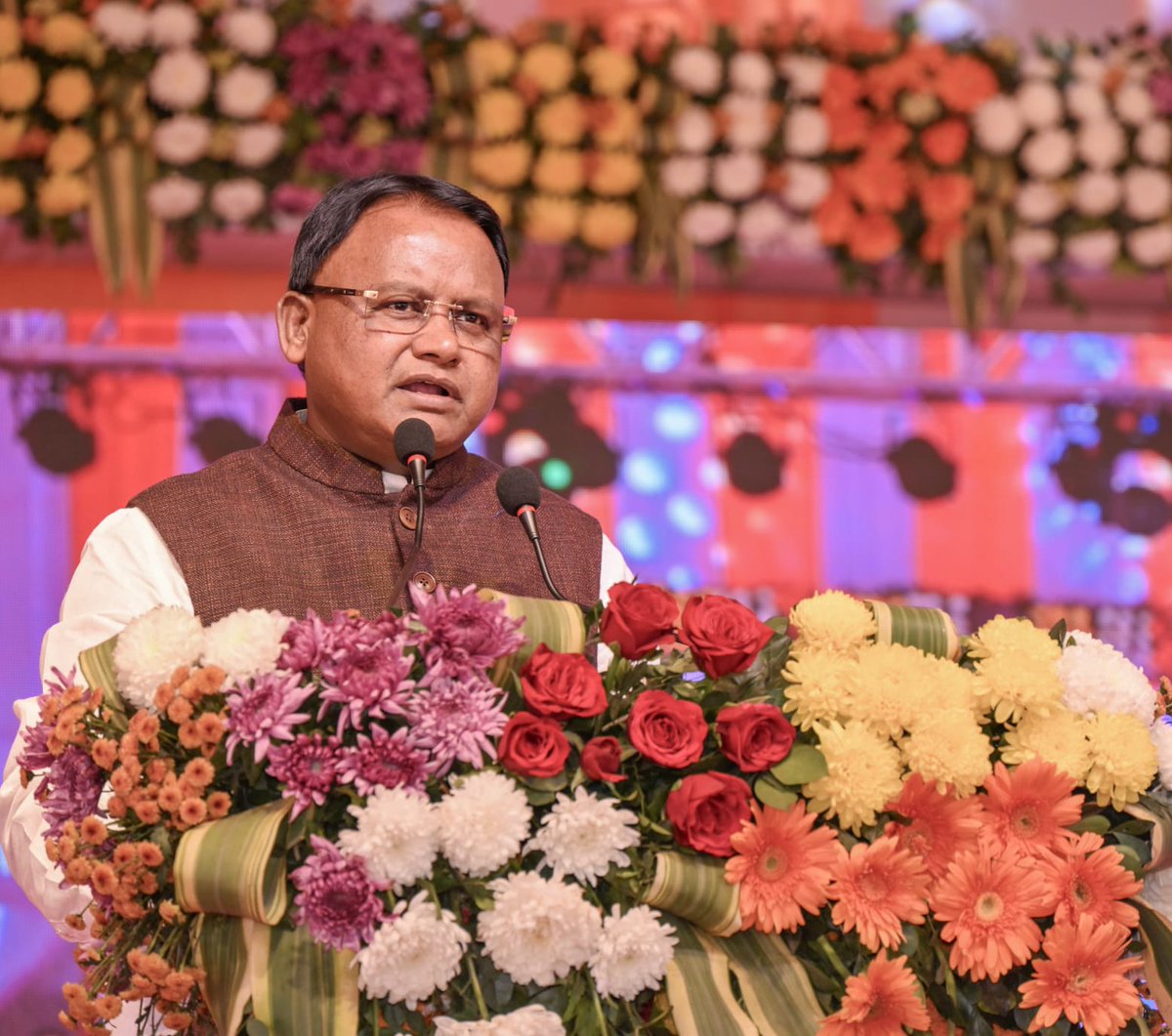 CMO_Odisha's tweet photo. Hon’ble CM Shri @MohanMOdisha launched the ‘Shree Jagannath Darshan’ Yojana at Nabarangpur, reaffirming the vision that every Odia should receive the blessings of Mahaprabhu with dignity. 

The scheme was simultaneously flagged off from Nabarangpur, Bhadrak, Baripada, Sambalpur and Berhampur. 5,000 beneficiaries will be covered this year, with a target of over 1 lakh beneficiaries in the next four years. 

On the occasion, several other developmental projects were inaugurated and foundation stones were laid, further accelerating growth in the region.

Highlights:
 
✅ Foundation stone laid for Govt Medical College at Nabarangpur
✅ 100 MBBS seats | 420-bed hospital | 50+ acre campus
✅ 177 development projects worth ₹446+ crore
✅ 112 projects inaugurated (₹68 cr) | 65 projects grounded (₹378 cr)

@PMOIndia