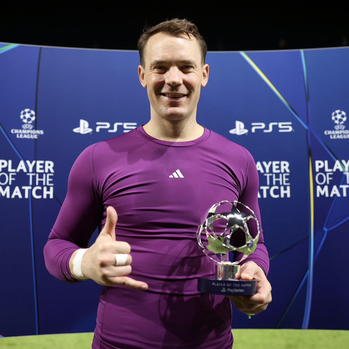 ActuFoot_'s tweet photo. 🚨 Manuel Neuer 🇩🇪 répond à Thierry Henry 🇫🇷 qui disait qu’il a 𝗥𝗘́𝗩𝗢𝗟𝗨𝗧𝗜𝗢𝗡𝗡𝗘́ 𝗟𝗘 𝗣𝗢𝗦𝗧𝗘 𝗗𝗘 𝗚𝗔𝗥𝗗𝗜𝗘𝗡 𝗗𝗘 𝗕𝗨𝗧 🧤 :

« 𝗛𝗼𝗻𝗻𝗲̂𝘁𝗲𝗺𝗲𝗻𝘁, 𝗷𝗲 𝗻'𝘆 𝗽𝗲𝗻𝘀𝗲 𝗽𝗮𝘀 𝘁𝗮𝗻𝘁 𝗾𝘂𝗲 𝗰̧𝗮. Je joue encore, je suis concentré sur le moment présent et sur ce que je peux apporter à mon équipe. 

Je ne fais pas les choses pour dire ensuite que j'ai révolutionné le jeu ou initié un football plus moderne pour les gardiens. 

𝗝𝗲 𝗻'𝗲𝗻𝘁𝗿𝗲 𝗽𝗮𝘀 𝘀𝘂𝗿 𝘂𝗻 𝘁𝗲𝗿𝗿𝗮𝗶𝗻 𝗽𝗼𝘂𝗿 𝗳𝗮𝗶𝗿𝗲 𝗹𝗲 𝘀𝗵𝗼𝘄, 𝗺𝗮𝗶𝘀 𝗽𝗼𝘂𝗿 𝗰𝗵𝗲𝗿𝗰𝗵𝗲𝗿 𝗰𝗲 𝗾𝘂𝗶 𝗲𝘀𝘁 𝗹𝗲 𝗽𝗹𝘂𝘀 𝗲𝗳𝗳𝗶𝗰𝗮𝗰𝗲 𝗽𝗼𝘂𝗿 𝗻𝗼𝘂𝘀, pour produire le meilleur football possible. 

Après, 𝗰'𝗲𝘀𝘁 𝗲́𝘃𝗶𝗱𝗲𝗺𝗺𝗲𝗻𝘁 𝘂𝗻 𝗵𝗼𝗻𝗻𝗲𝘂𝗿 𝗾𝘂𝗮𝗻𝗱 𝗱𝗲𝘀 𝗹𝗲́𝗴𝗲𝗻𝗱𝗲𝘀 𝗱𝘂 𝗳𝗼𝗼𝘁 𝗰𝗼𝗺𝗺𝗲 𝗧𝗵𝗶𝗲𝗿𝗿𝘆 𝗛𝗲𝗻𝗿𝘆 𝘀'𝗲𝘅𝗽𝗿𝗶𝗺𝗲𝗻𝘁 𝗮𝗶𝗻𝘀𝗶. » 🗣️ 

🎙️ France Football