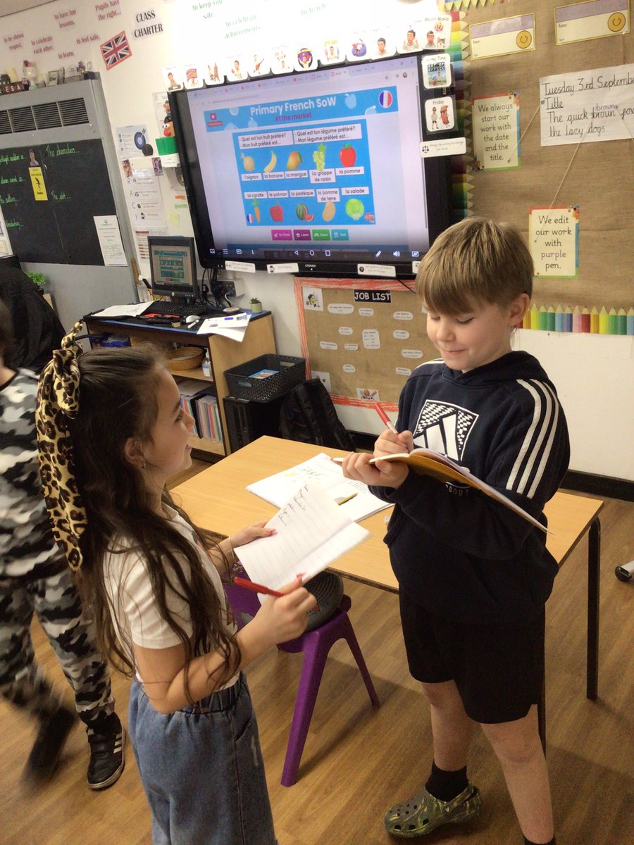 HMillSchool's tweet photo. T5 are asking each other about their favourite fruits and vegetables in French๐ #FiveToThrive https://t.co/461x6d7WTF