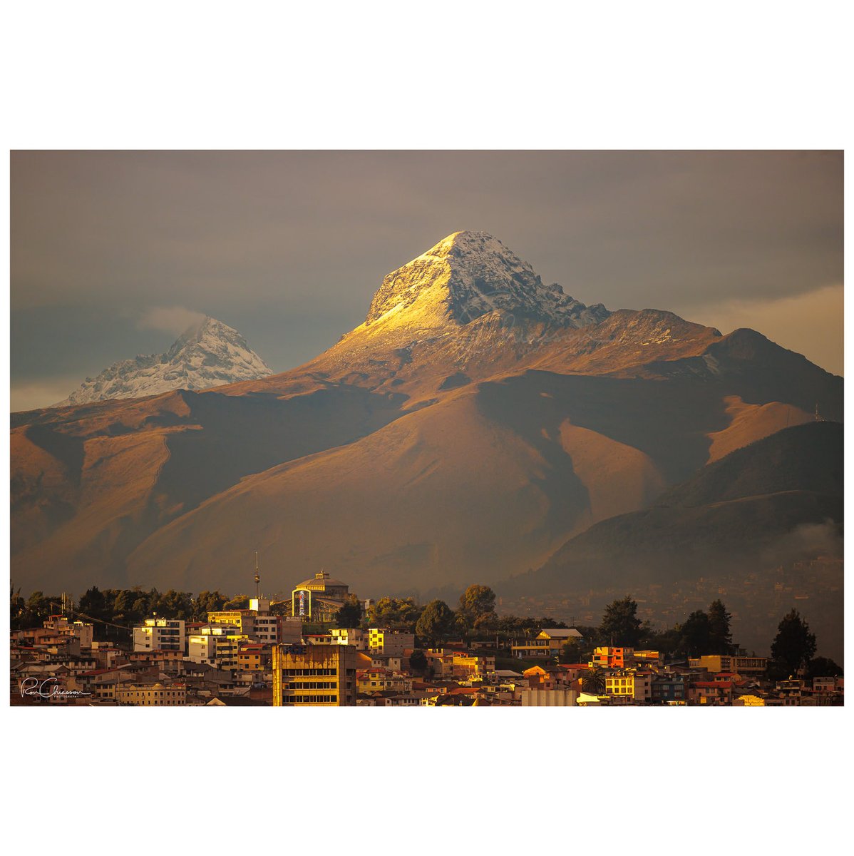 Rsonphoto's tweet photo. Que brilles como lo hizo el Volcán Corazón temprano esta mañana…
#Quito https://t.co/C71BBLHcPi