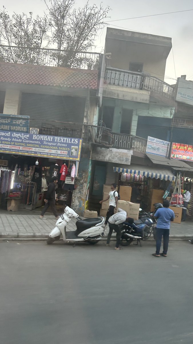 ⁦<a href="/madivalatrfps/">MADIVALA TRAFFIC BTP</a>⁩ ⁦<a href="/blrcitytraffic/">ಬೆಂಗಳೂರು ಸಂಚಾರ ಪೊಲೀಸ್ BengaluruTrafficPolice</a>⁩ Just next to Madivala police station on busy Hosur Road!!
It’s always same situation…nobody cares to take any action.