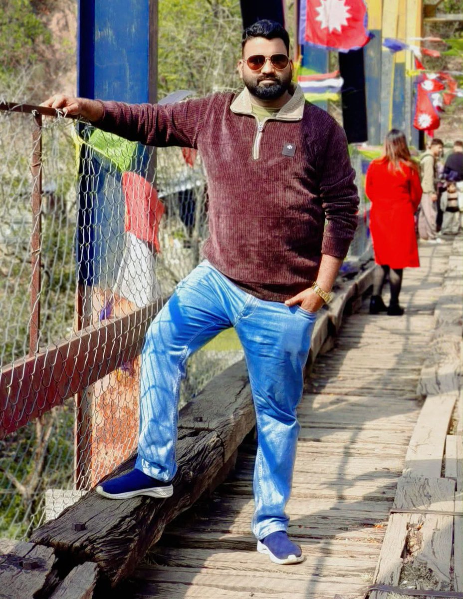 जो अपने दम पर दलदल पार करके आया हो,
उसे सड़क पार करने का ज्ञान नहीं देते।